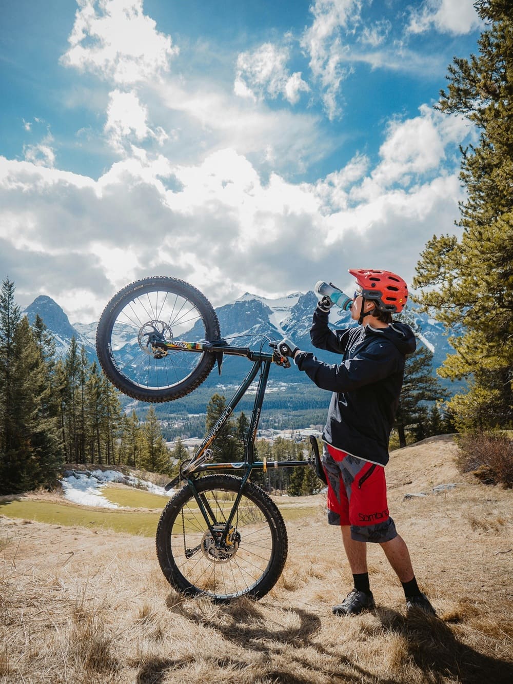VTTiste en pleine montagne boit une boisson énergétique, nutritionnelle et diététique