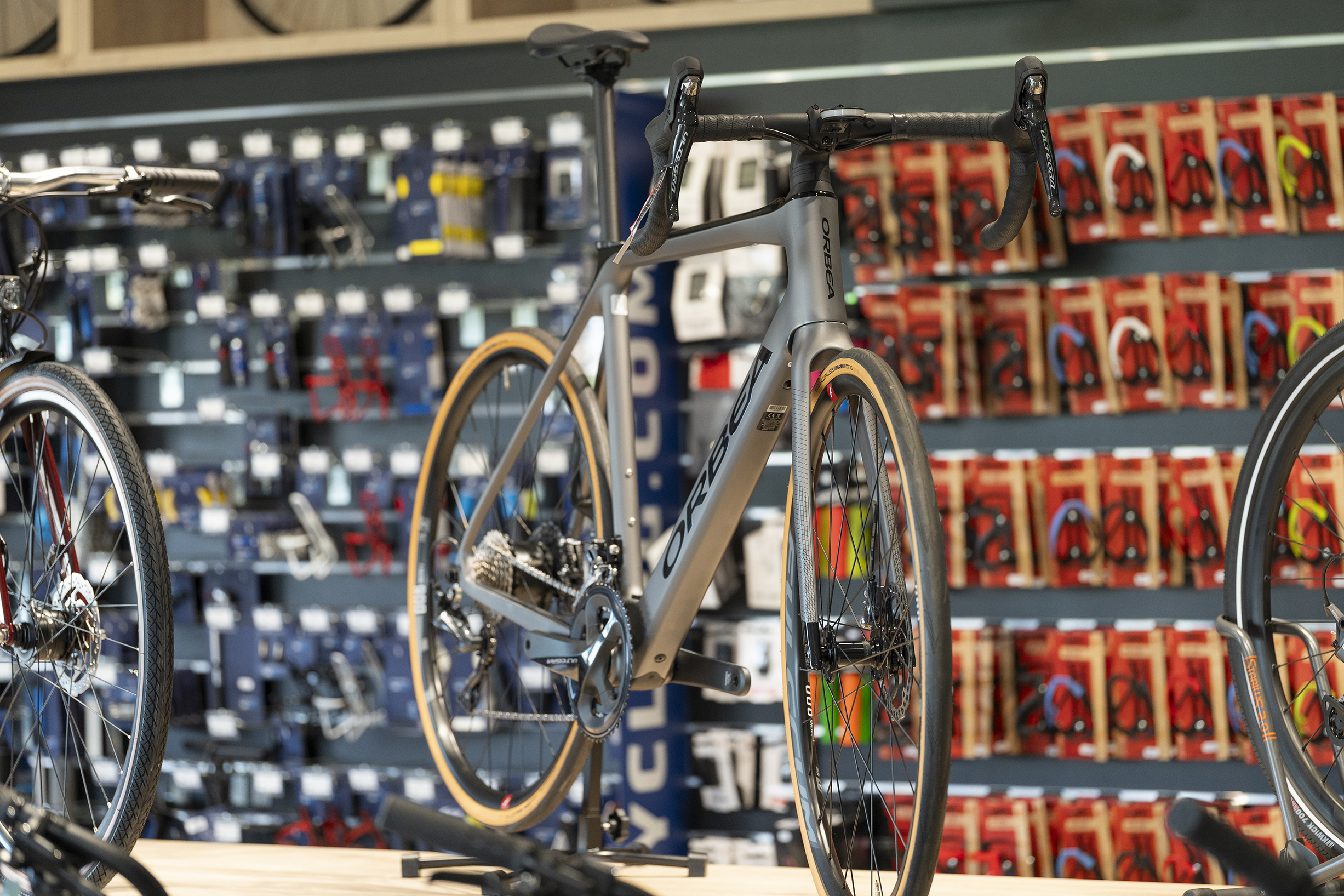Vélo de route ORBEA Orca révisé et entretenu chez Cycles des Mauges, magasin de vélos entre Cholet et Nantes
